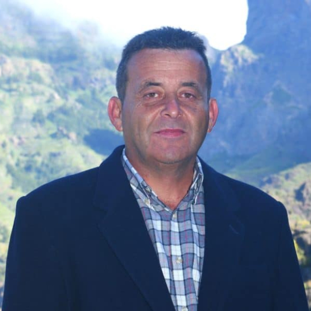 Roberto-Padrón-candidato-a-la-Alcaldía-de-San-Sebastián-de-La-Gomera-por-Sí-se-puede-696x601