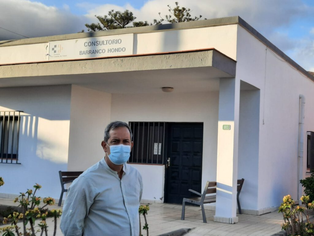 Antonio Delgado, concejal de Sí se puede en Candelaria, ante el consultorio de salud de su pueblo, en Barranco Hondo.