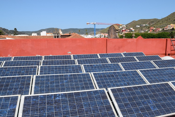 Paneles solares en la azotea del Ayuntamiento de La Laguna.