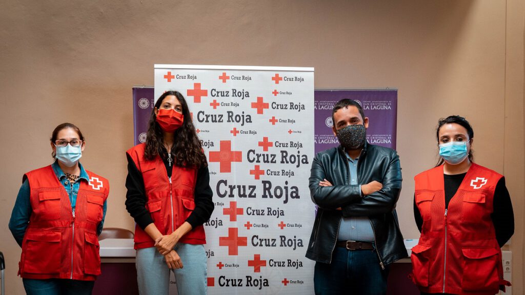 El concejal de Bienestar Social, Rubens Ascanio, y la presidenta de la Asamblea Comarcal de La Laguna de Cruz Roja, Esther Sosa, en la rueda de prensa de presentación de la iniciativa.