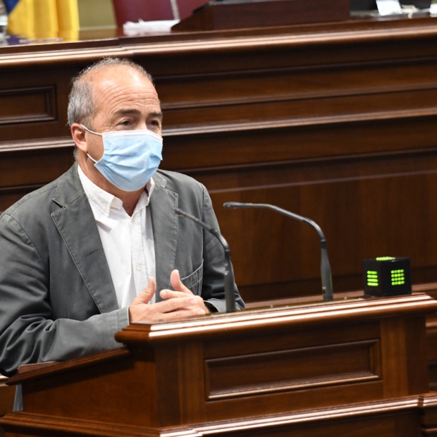 Paco Déniz en el Parlamento de Canarias