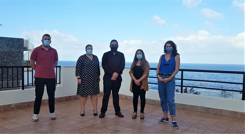 Visita de los concejales Rubens Ascanio -en el centro- y María José Roca -a la derecha- al Centro de Mayores de Bajamar.