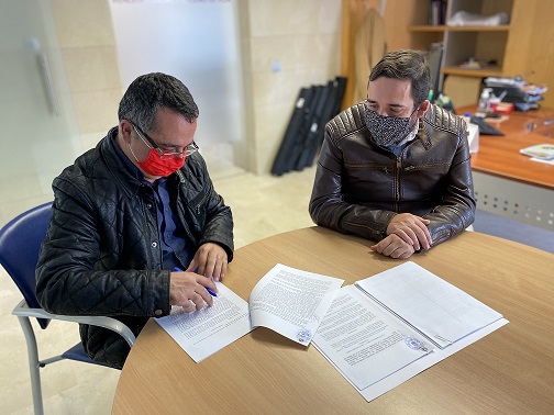 El concejal de Bienestar Social, Rubens Ascanio, y el presidente de la Asamblea comarcal de Cruz Roja, Fernando Galván Rodríguez (izquierda)