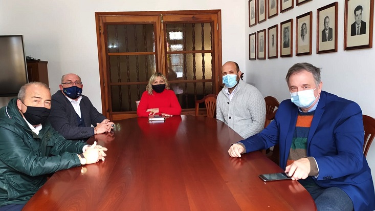 De iqzuierda a derecha de la imagen: Paco Déniz, miembro de Sí se puede, diputado autonómico del Parlamento de Canarias por la coalición Sí Podemos Canarias; Manuel López, director general de Deportes del Gobierno de Canarias; Ángeles González, primera teniente de alcalde y concejala de Deportes de Buenavista del Norte; Antonio González Fortes, alcalde de Buenavista del Norte, y Luis Beltri, asesor del director general y miembro del gabinete de Presidencia del Gobierno de Canarias.
