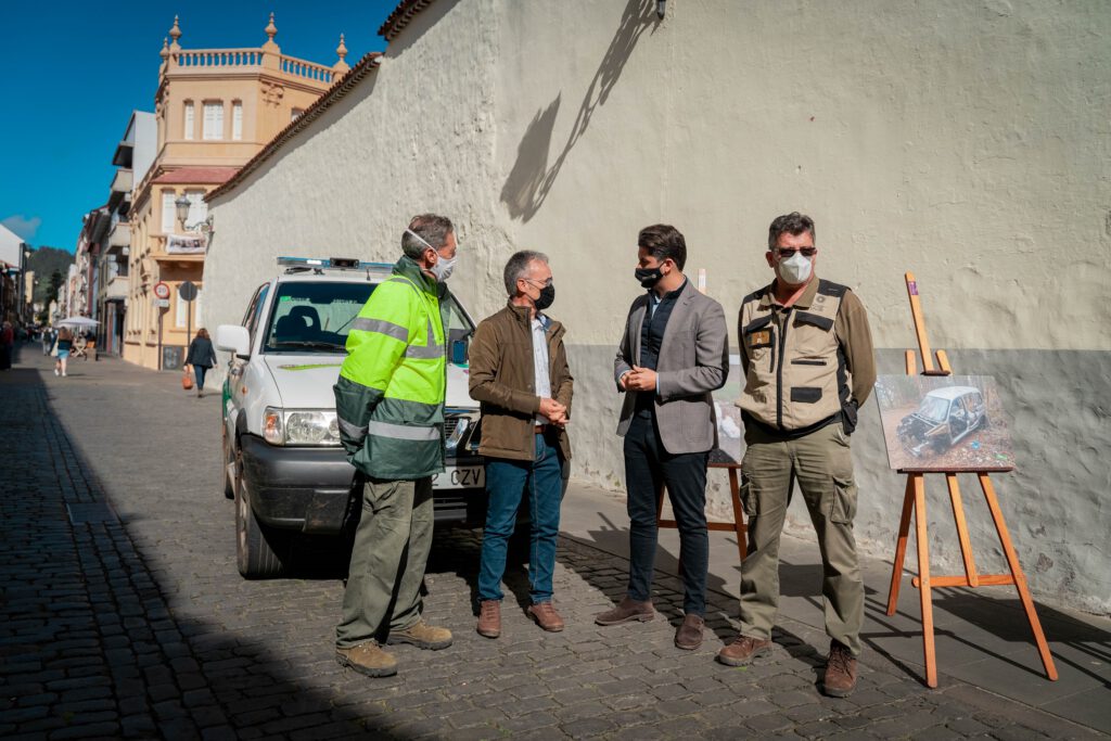 En el centro de la imagen, el concejal de Medio Ambiente y Lucha contra el Cambio Climático, José Luis Hernández (izquierda), y el alcalde de La Laguna, Luis Yeray Gutiérre (derecha), entre dos miembros de la UPMA.