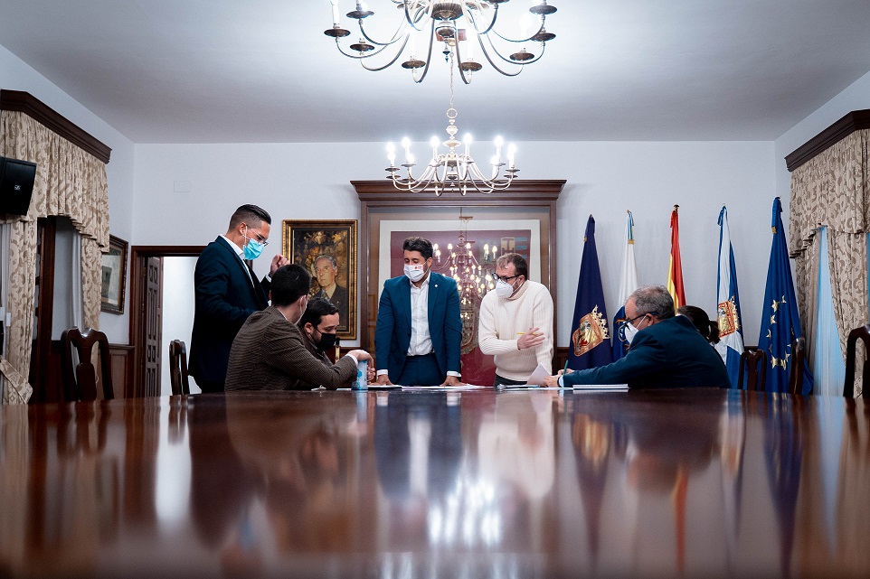 Portavoces de los grupos políticos del Ayuntamiento de La Laguna firman la declaración institucional.