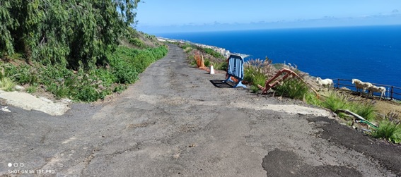 Imagen del deterrioro y abandono de las vías en la zona de El Asomadero, Barranco Hondo, Candelaria.