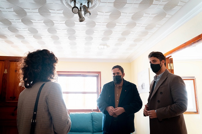 El concejal de Bienestar Social, Rubens Ascanio (en el centro), y el alcalde de La Laguna. uis Yeray Gutiérrez (a la derecha de la imagen), en el recurso alojativo de San Lázaro.