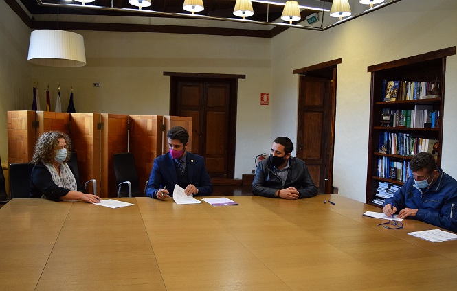 De izquierda a derecha de la imagen, la presidenta de la Asociación Canaria del Trastorno del Espectro del Autismo (Apanate), María del Carmen Díaz Bonilla; el alcalde de La Laguna, Luis Yeray Gutiérrez, y el concejal de Bienestar Social de La Laguna, Rubens Ascanio, en la firma del convenio entre el Ayuntamiento y la asociación.