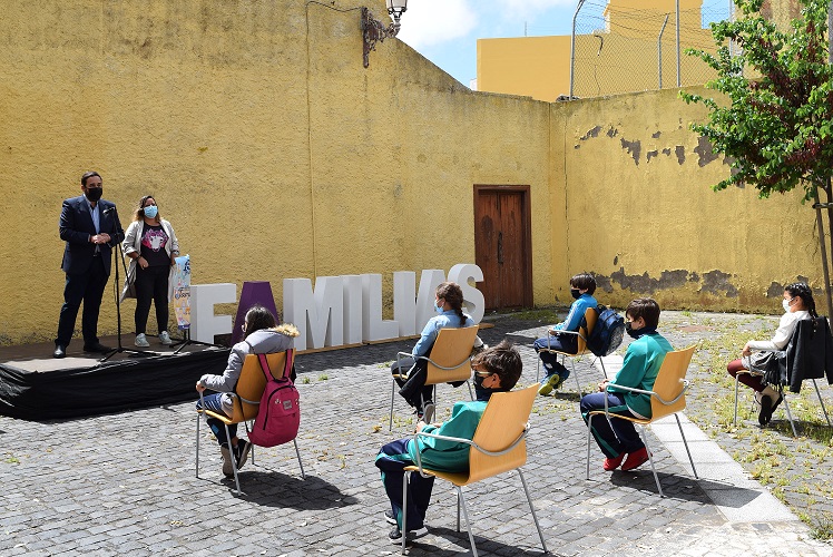 El concejal de Bienestar Social de La Laguna, Rubens Ascanio, y la concejala de Igualdad, Idaira Afonso, reunidos con integrantes del Consejo municipal de la infancia y la adolescencia.