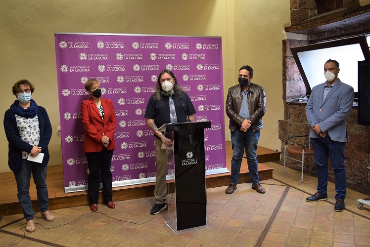 De izquierda a derecha de la imagen: la profesora del IES La Laboral Luz Marina Correa ; la presidenta del Consejo Escolar de Canarias, Natalia Álvarez Martín; el concejal de Educación de La Laguna, José Juan Gavilán; el primer teniente de alcalde y concejal de Bienestar Social, Rubens Ascanio, y el vicepresidente del CEC, Eusebio Dorta.