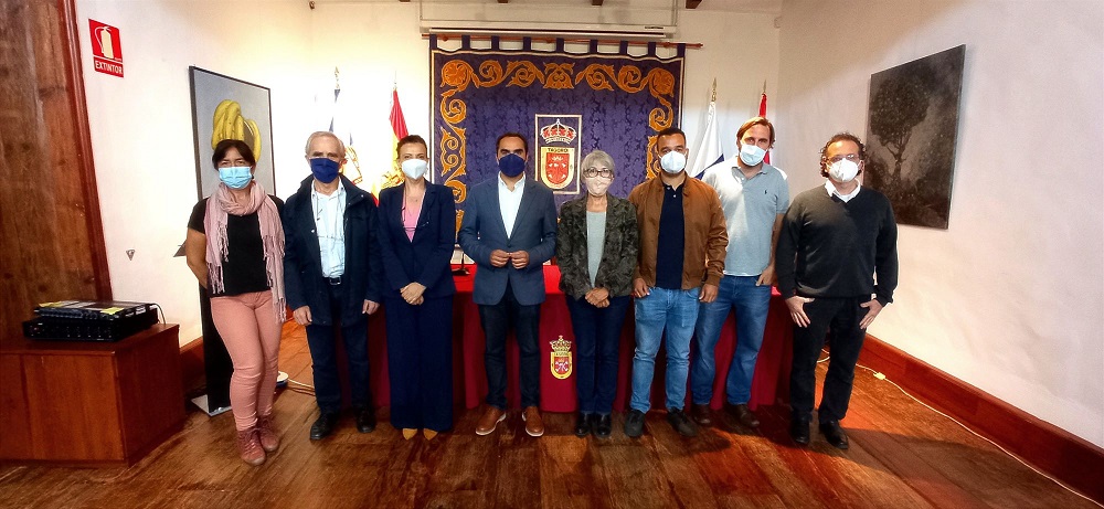 En el centro, el alcalde de Tacoronte, José Daniel Díaz, y la concejala de Medio Ambiente y Sostenibilidad, Carmela Díaz Vilela, junto a los expertos y técnicos implicados en la lucha contra la plaga.
