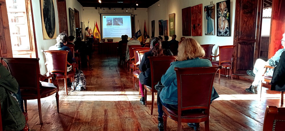 El acto concitó el interés del público, que llenó la sala de la Casa de la Cultura.