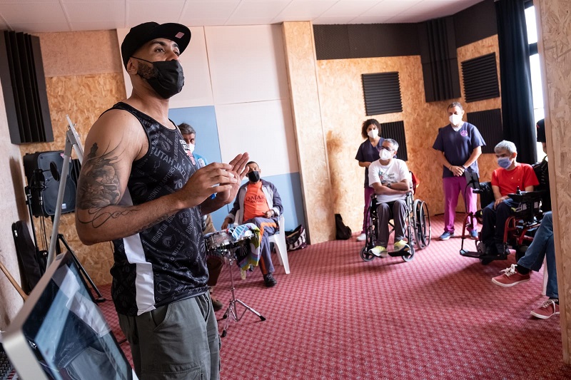 El rapero El Chojin, en el taller que impartió en Buenavista Diverea. Foto Luz Sosa.