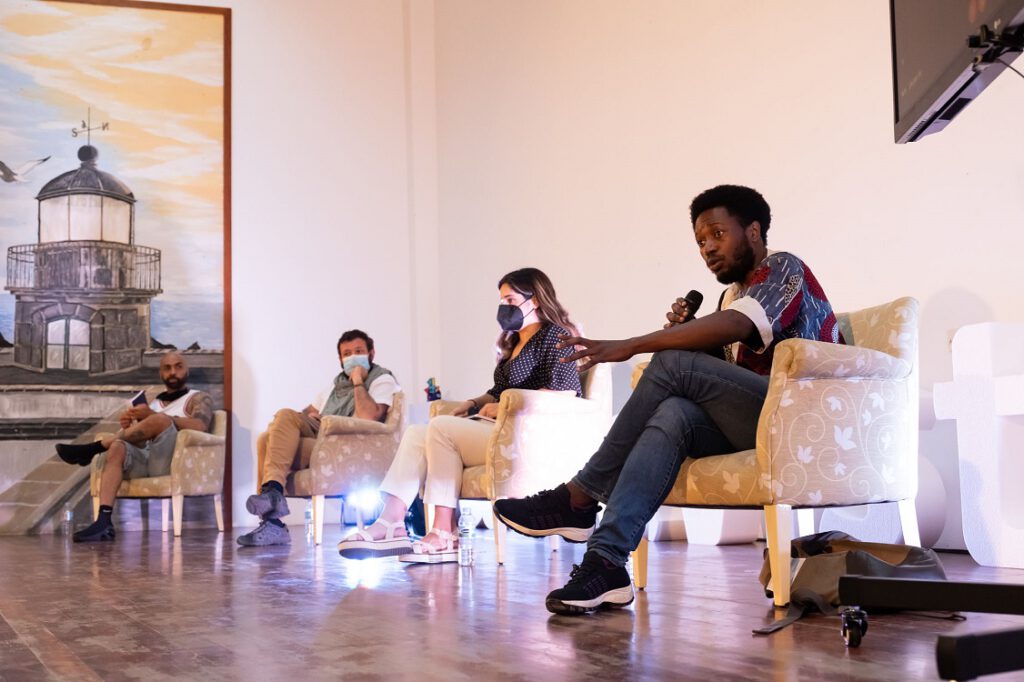 De izquierda a derecha de la imagen, al músico El Chojin, los periodistas Txema Santana y Natalia G. Vargas y el activista panafricanista Mba Bee Nchama. Foto Luz Sosa.
