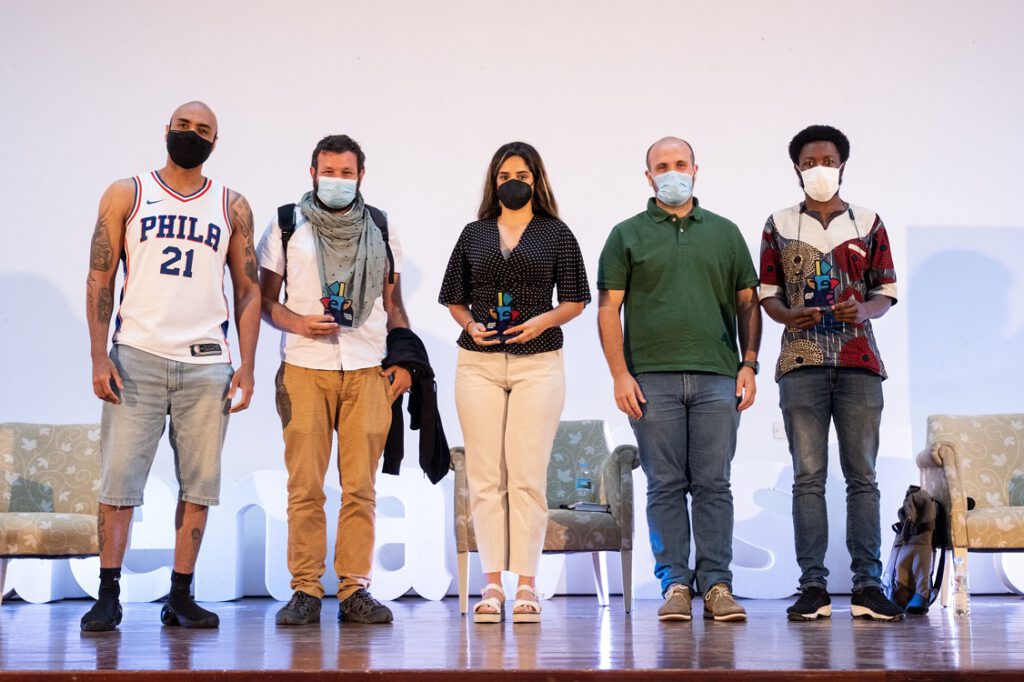 De izquierda a derecha de la imagen, al músico El Chojin, los periodistas Txema Santana y Natalia G. Vargas, el alcalde de Buenavista del norte, Antonio González Fortes, y el activista panafricanista Mba Bee Nchama. (La abogada y activista Loueila Elmami Omar intervino por internet). Foto Luz Sosa.