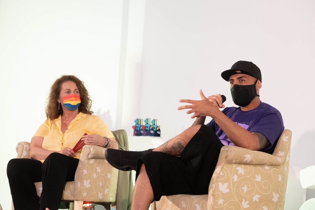 De izquierda a derecha de la imagen: la activista trans Carla Antonelli y el rapero El Chojín. Foto: Luz Sosa.