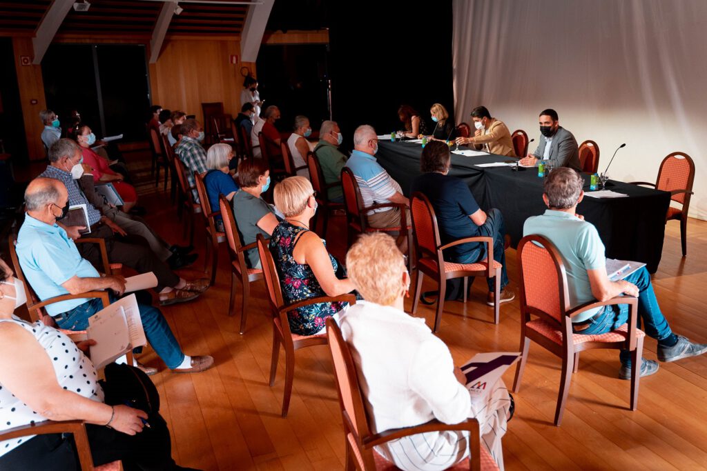 Primera sesión presencial del consejo municipal de Mayores de La Laguna. En la mesa, de izquierda a derecha, el alcalde, Luis Yeray Gutiérrez, la concejala de Participación Ciudadana, Yaiza López Landi, y el concejal de Bienestar Social, Rubens Ascanio.