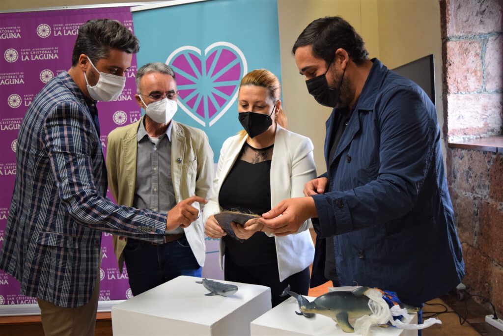 De izquierda a derecha de la imagen: el alcalde de La Laguna, Luis Yeray Gutiérrez; el concejal de Bienestar Social, Rubens Ascanio; el edil de Medio Ambiente, José Luis Hernández, y la presidenta de la Asociación Corazón y Vida, Pilar Domínguez Noda.