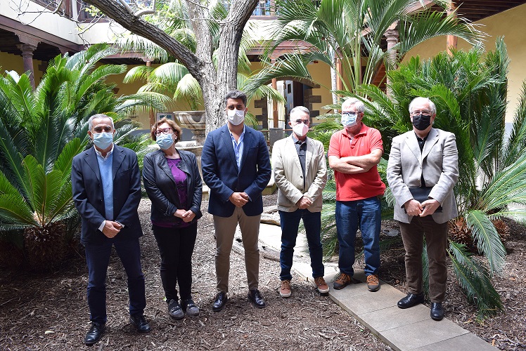 De izquierda a derecha de la imagen: representates del Orfeón La Paz, Julián Brito y del Grupo Montañero de Tenerife, Ana García;; de el alcalde de La Laguna, Luis Yeray Gutiérrez; el concejal de Medio Ambiente y Lucha contra el Cambio Climático, José Luis Hernández, y los representantes de la Asociación de Vecinos del Casco Histórico, Pablo Reyes y del Club de Aeromodelismo Mesonauta, Alfredo Hevia.