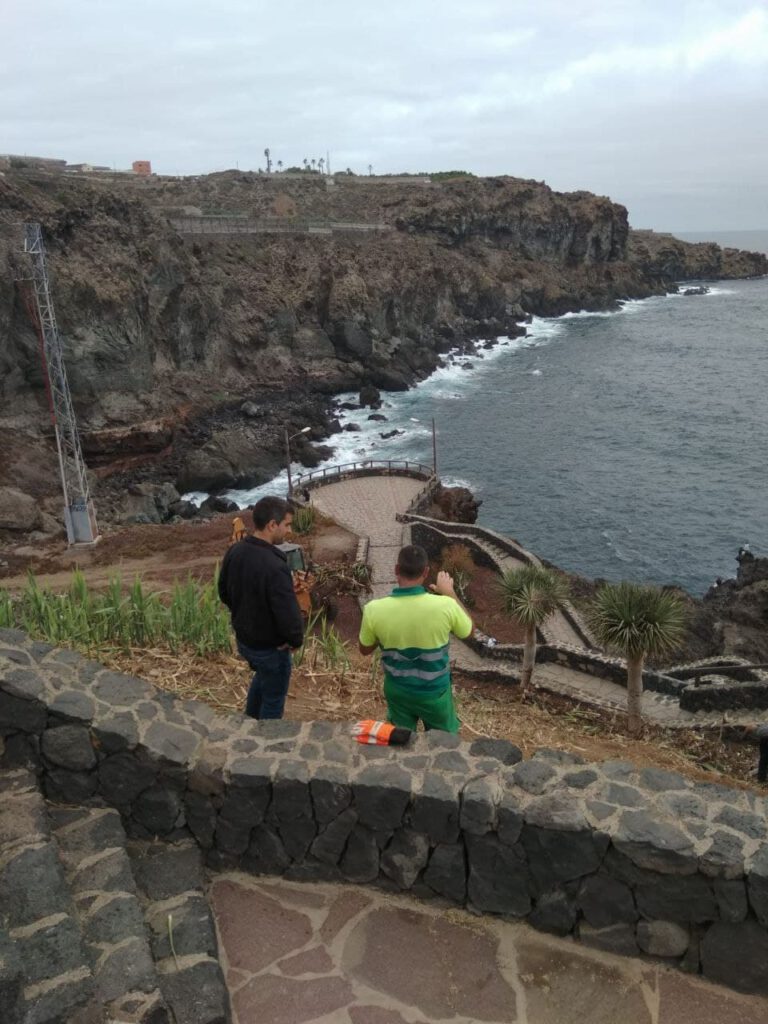 El concejal de AUP-Sí se puede Juan Siverio, en 2020, durante el periodo en que ejerció como concejal de Parques y Jardines de San Juan de la Rambla, visita el acceso al Charco de La Laja, para supervisar el desarrollo de las actuaciones dirigidas a plantar flora autóctona en la zona.
