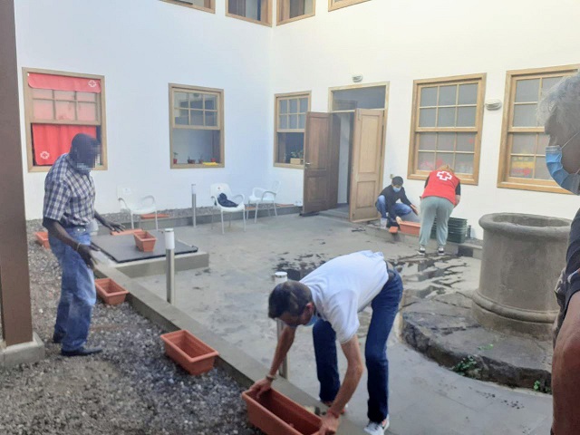 Personal voluntario de la AAVV del Casco y de la Cruz Roja participan en la instalación del huerto urbano en el RAM Clemencia Hardisson.