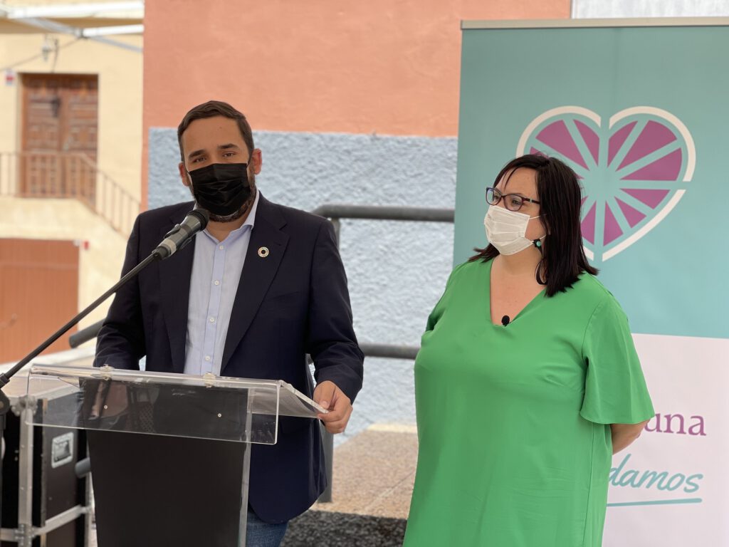 El concejal de Bienestar Social de La Laguna, Rubens Ascanio, y la consejera de Acción Social del Cabildo de Tenerife, Marián Franquet, durante la presentación del proyecto.