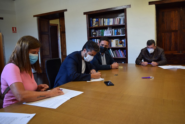 De izquierda a derecha de la imagen: la presidenta de la Asociación San Miguel, Teresa de la Rosa Vilar; el alcalde de La Laguna, Luis Yeray Gutiérrez, y el concejal de Bienestar Social y Prevención a las Dependencias, Rubens Ascanio, en la firma del convenio.