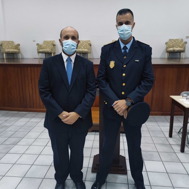 Bta_El alcalde antonio González y el oficial Armando Herrera