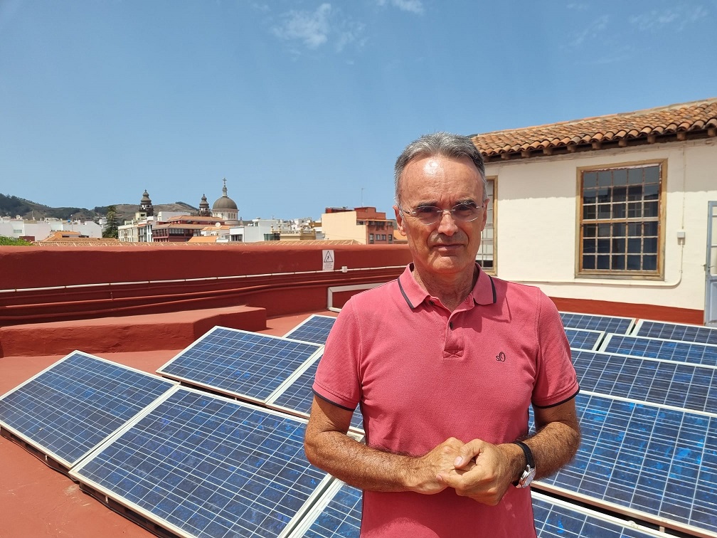 El concejal de Transición Ecológica y Lucha contra el Cambio Climático de La Laguna, José Luis Hernández, en una imagen de archivo junto a la instalación de placas fotovoltaicas en la sede de la corporación.