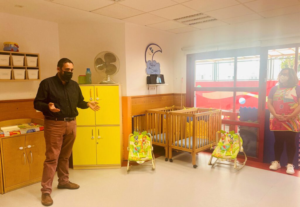 Ascanio, durante su visita a las escuelas infantiles, en el interior de una de ellas.
