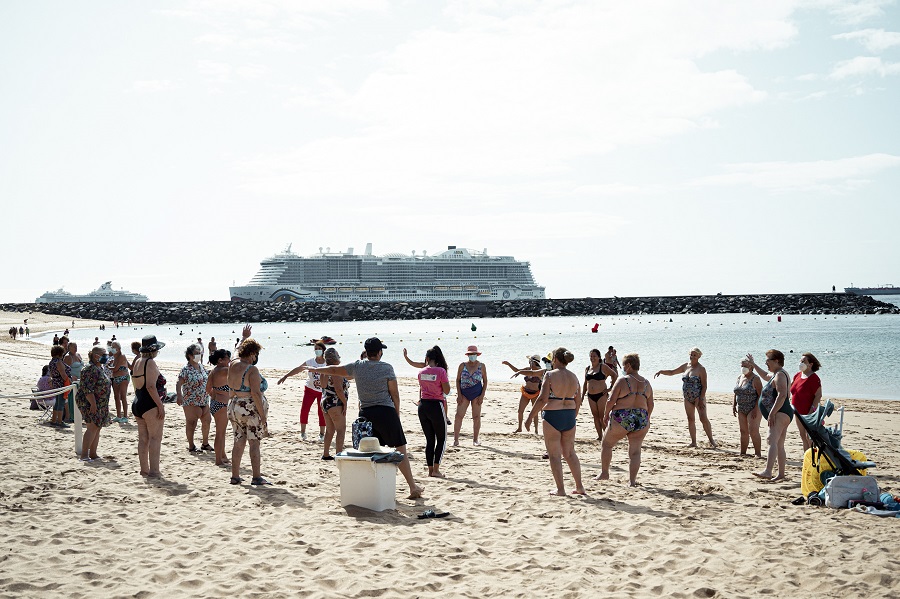 Las participantes en el programa "Mujeres en la playa" hacen ejercicio en la arena de Las Teresitas.