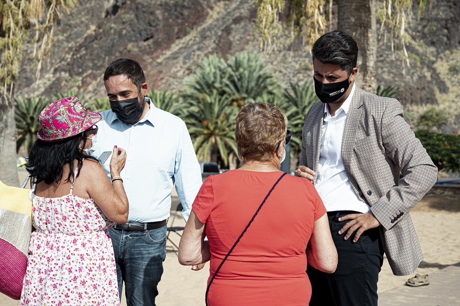 De izqueirda a derecha de la imagen, el concejal de Bienestar Social de La Laguna, Rubens Ascanio, y el alcalde, Luis Yeray Gutiérrez, conversan con algunas de las mujeres participantes en la iniciativa.