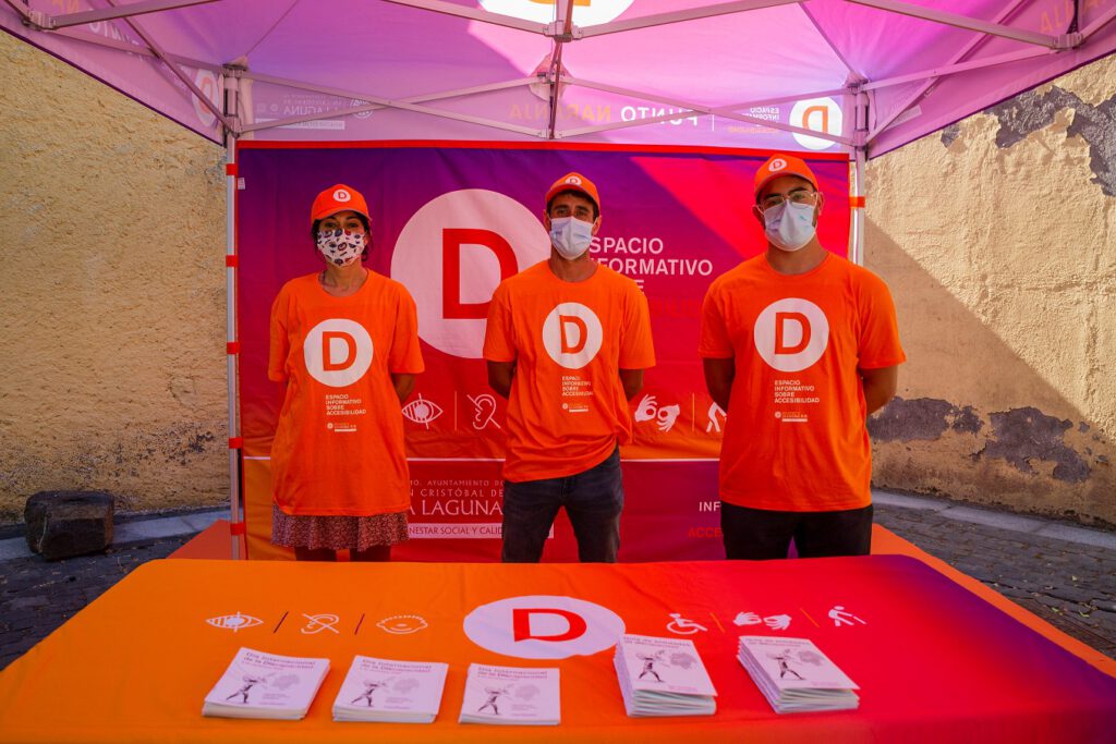 Parte del personal que prestará sus servicios en los Puntos Naranja de La Laguna.