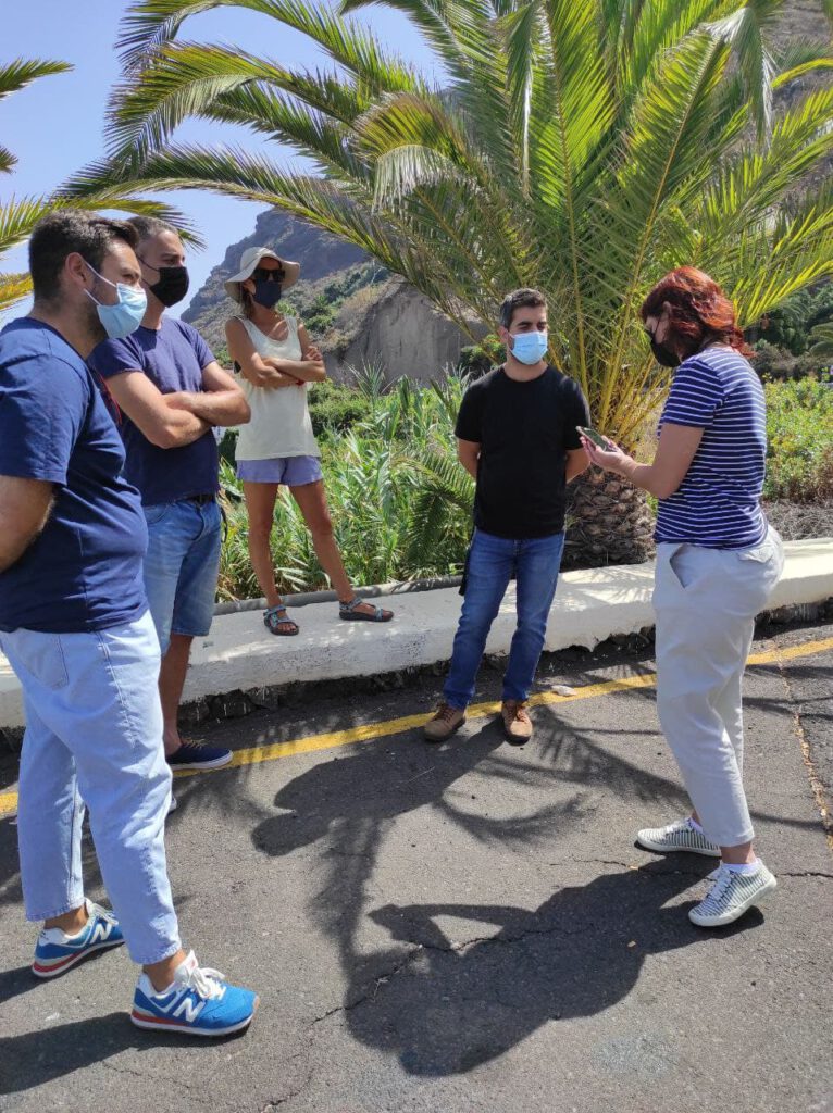 En la imagen, a la derecha, la consejera insular Ruth Acosta habla con el portavoz de AUP, Juan Siverio, y otros miembros de la organización, durante su visita al acceso de La Rambla, en octubre de 2021.