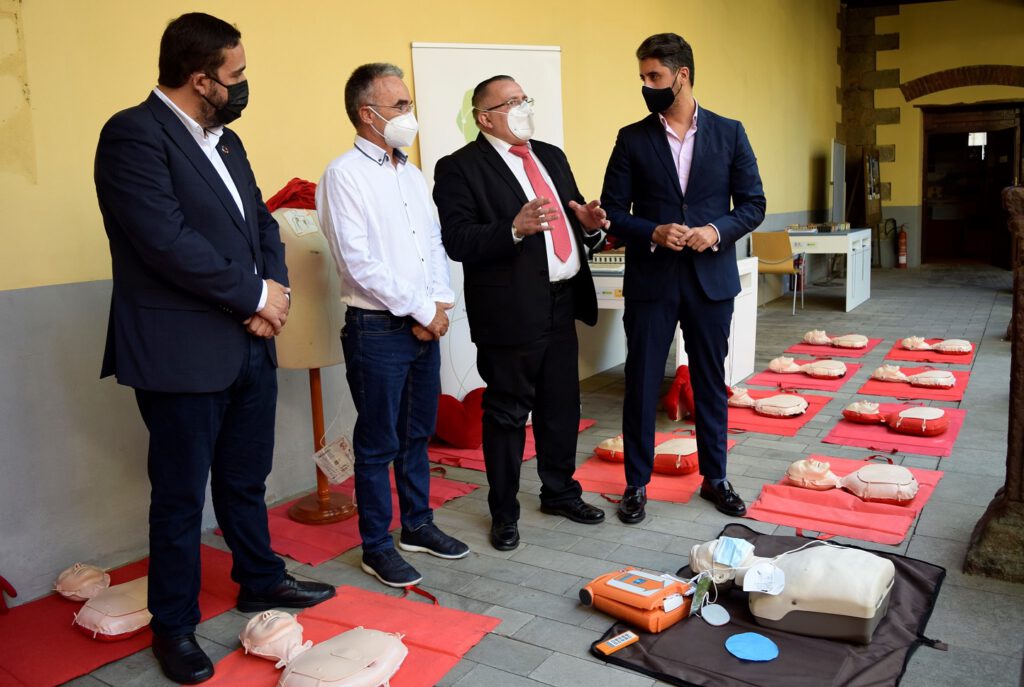 De izquierda a derecha de la imagen, el concejal de Bienestar Social de La Laguna, Rubens Ascanio; el concejal de Sanidad, José Luis Hernández; el director médico de RCP Tour España, José Antonio Jara, y el alcalde, Luis Yeray Gutiérrez.