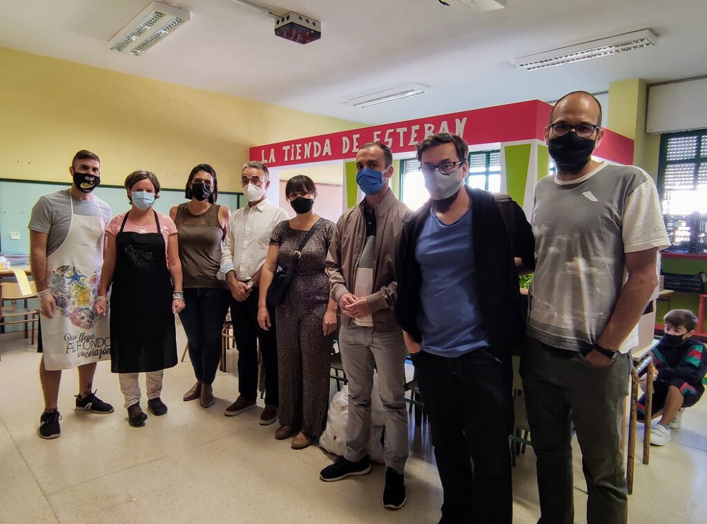 El equipo que presentó el proyecto, con integrantes del ayuntamiento y de los CEIP.