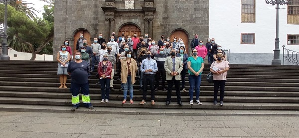 Foto de grupo de las personas seleccionadas en este programa de empleo, junto a la concejala de Desarrollo Local y Empleo de Tacoronte, Violeta Mreno, en el centro de la imagen.