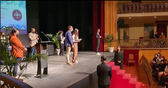 Momento de la entrega de premios literarios.