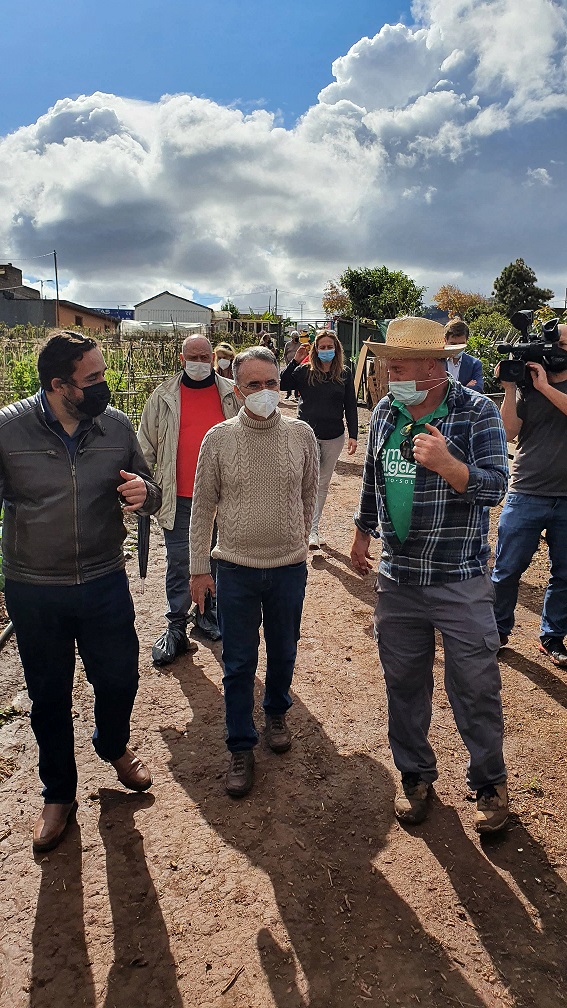 De izquierda a derecha de la imagen, en primer plano, el concejal de Bienestar Social de La Laguna, Rubens Ascanio, el secretario general de Cáritas de Tenerife, Ricardo Iglesias, y el concejal de y Medio Ambiente y Lucha contra el Cambio Climático, José Luis Hernández, durante la visita a este nuevo huerto urbano.