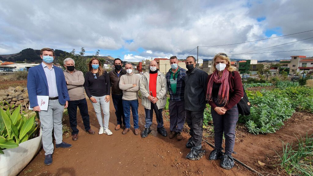 Parte de las personas que participan en este nuevo huerto urbano, junto a los concejles de Bienestar Social y Medio Ambiente de La Laguna -Rubens Ascanio y José Luis Hernández, en el centro-.