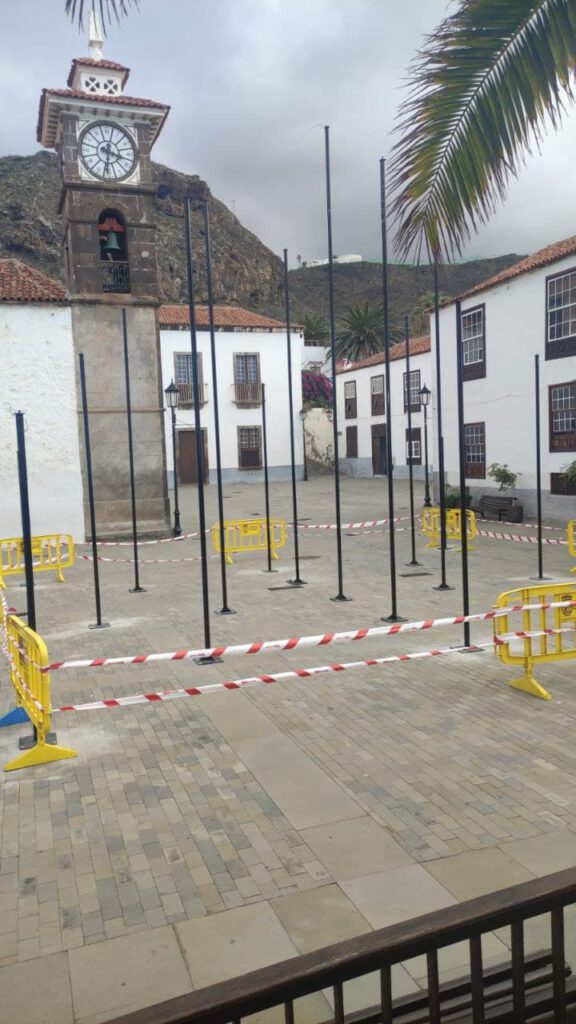 Vista general de la instalación de los soportes metálicos en el conjunto histórico de San Juan de la Rambla.