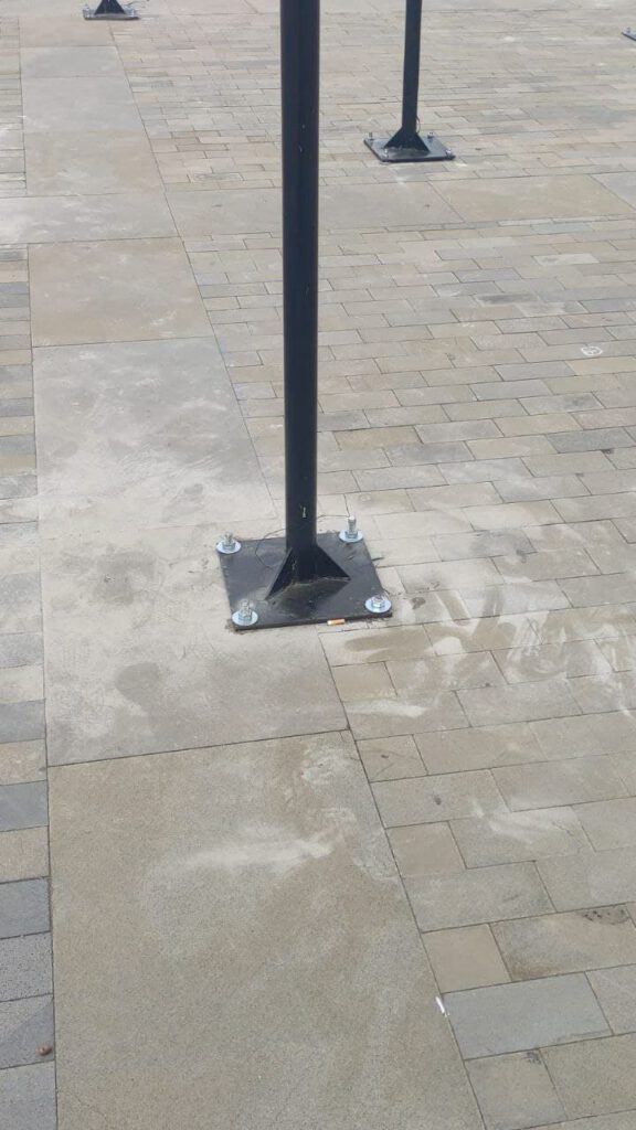 Vista parcial de la instalación de los soportes metálicos en el conjunto histórico de San Juan de la Rambla.
