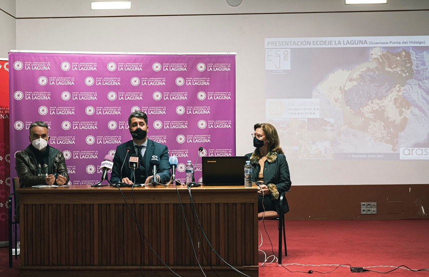 De izquierda a derecha de la imagen, en la presentación del Ecoeje La Laguna: el concejal de Medio Ambiente y Lucha contra el Cambio Climático de La Laguna, José Luis Hernández; el alcalde, Luis Yeray Gutiérrez, y la directora y coordinadora del Ecoeje, Aracely Reymundo.
