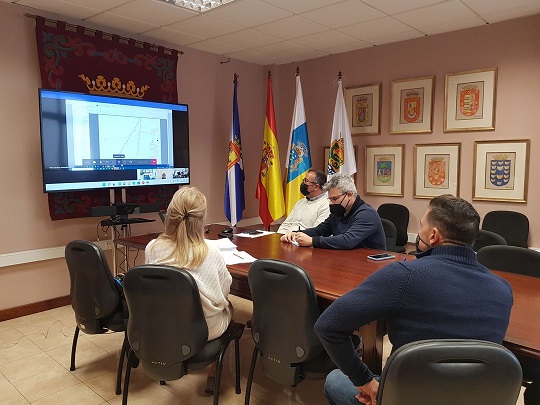 El concejal de Ciudad Sostenible de Puerto de la Cruz, David Hernández (en el centro), con su equipo, durante la reunión con el área de Cooperación del Cabildo de Tenerife, mantenida con técnicas de trabajo a distancia.
