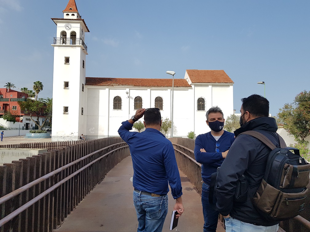 El concejal de Ciudad Sostenible de Puerto de la Cruz, David Hernández -en el centro-, junto a personal técnico en la plaza de La Vera.