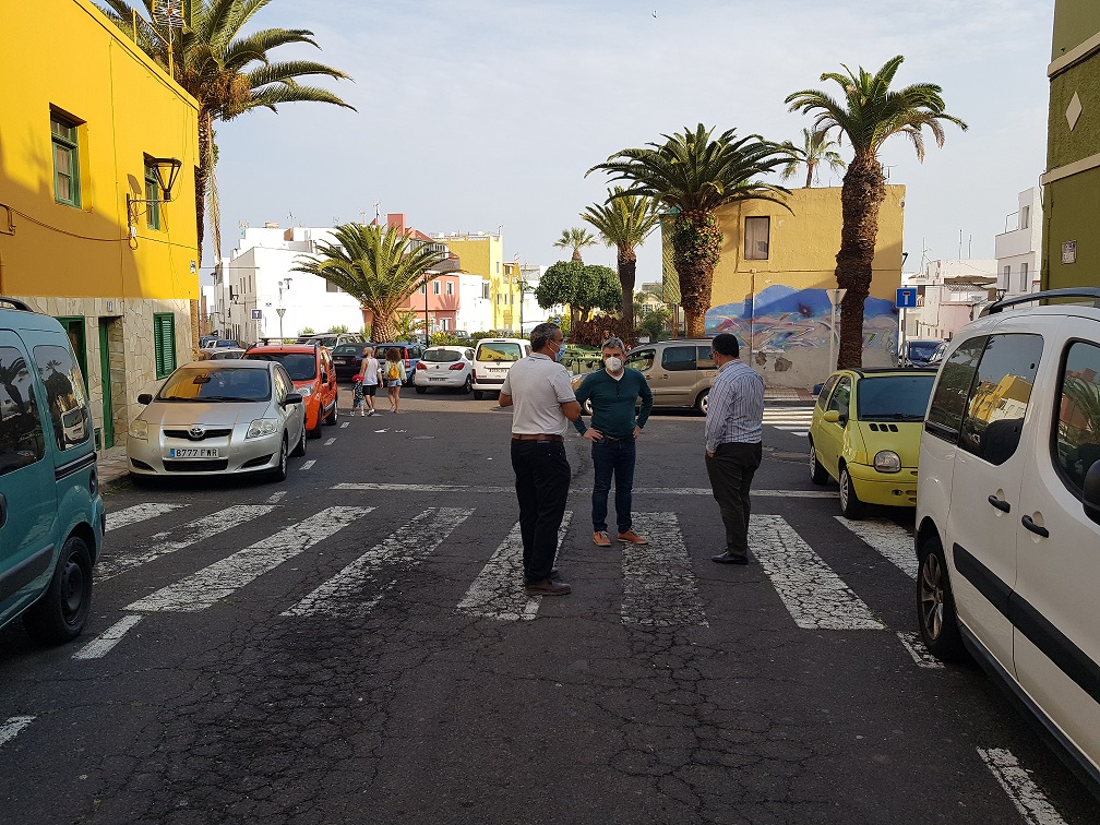 En el centro de la imagen, el concejal de Ciudad Sostenible de Puerto de la Cruz, David Hernández, con personal técnico municipal y de la empresa que redactará el proyecto de asfaltado de vías en Punta Brava.