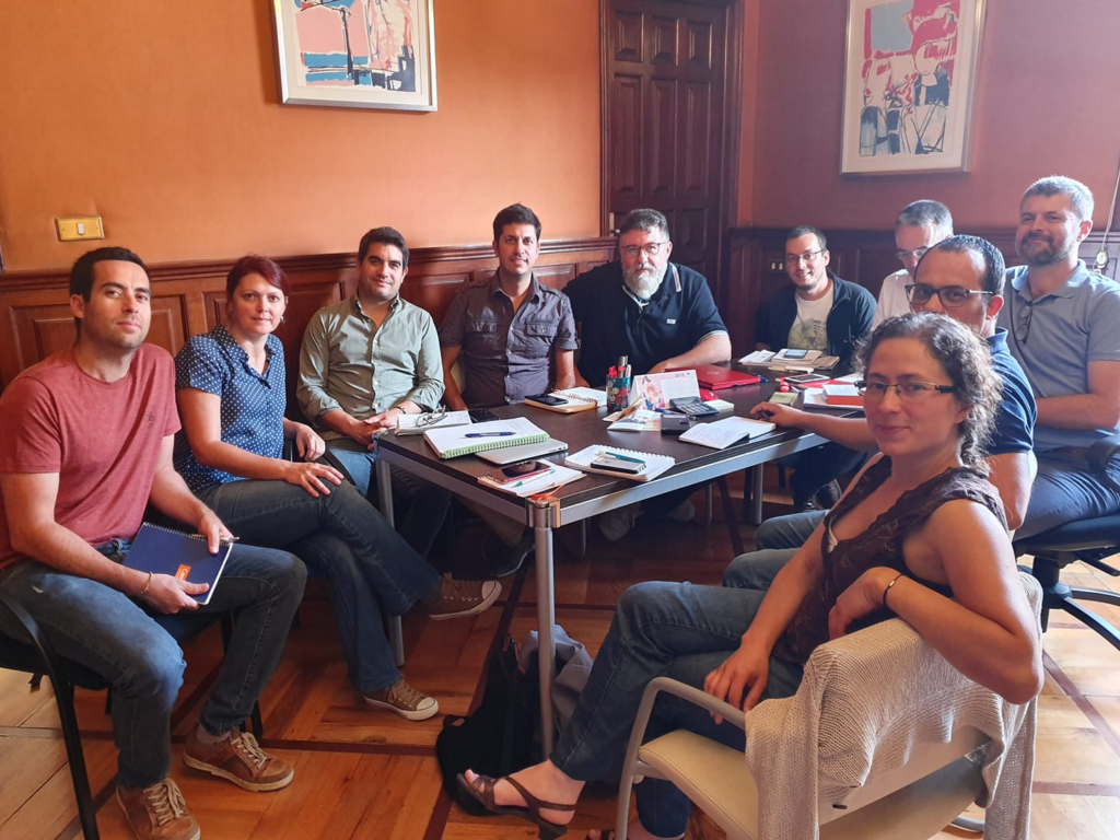 En el centro de la imagen, el sexto por la izquierda, el asesor de la Concejalía de Medio Ambiente y Lucha Contra el Cambio Climático de La Laguna, Rubén Fuentes, junto al concejal responsable, José Luis Hernández, en una de las reuniones mantenidas por miembros de gobiernos municipales de Tenerife y La Gomera, la mayoría miembros de Sí se puede, con integrantes de la consultoría encargada de elaborar las diagnosis energéticas municipales al inicio de este mandato.