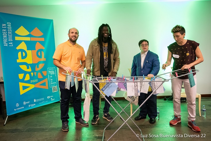 De izquierda a derecha de la imagen: el alcalde de Buenavista del Norte, Antonio González Fortes; el representante del colectivo Karmala Cultura, Keibys Keba Sando; Pablo Pineda y la profesora de la Complutense Melani Penna, con las conclusiones de una de las mesas de trabajo de Buenavista Diversa.