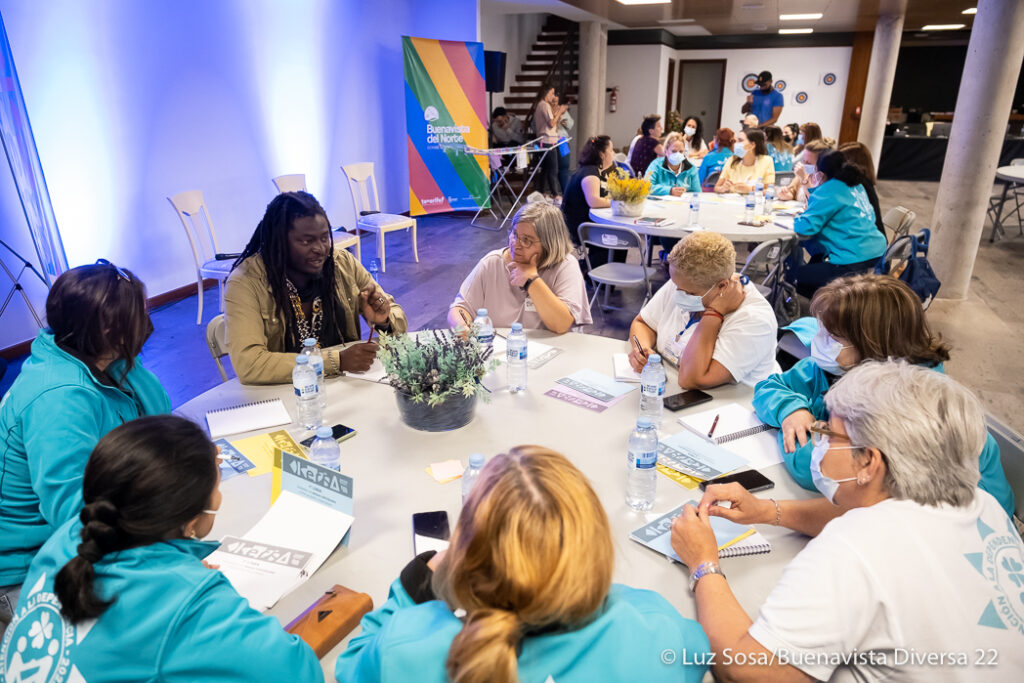Keibys Keba Danso junto a las pesrons participantes en una de las mesas de trabajo de Buenavista Diversa sobre "Estrategias para abordar la diversisad en los centros educativos desde una perspectiv integral".